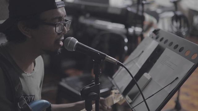 Jamming. Ungraded continuous footage of Myx, Ron @ Bahji's place.