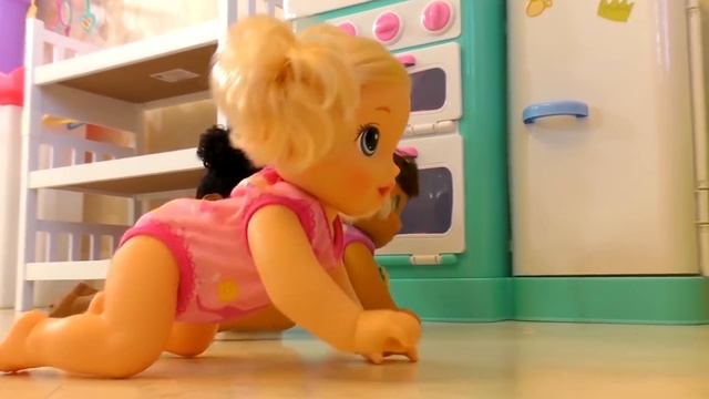 Диана и Рома - на Русском Рома как няня для кукол Baby Alive