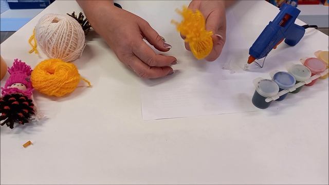 Мастер-класс Куколка из шишки (детская библиотека №12 "Умка")