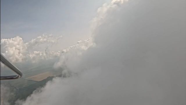 Полет на тандеме в облаках