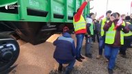 Поляки перекрыли жд дорогу и высыпали украинское зерно из вагона!