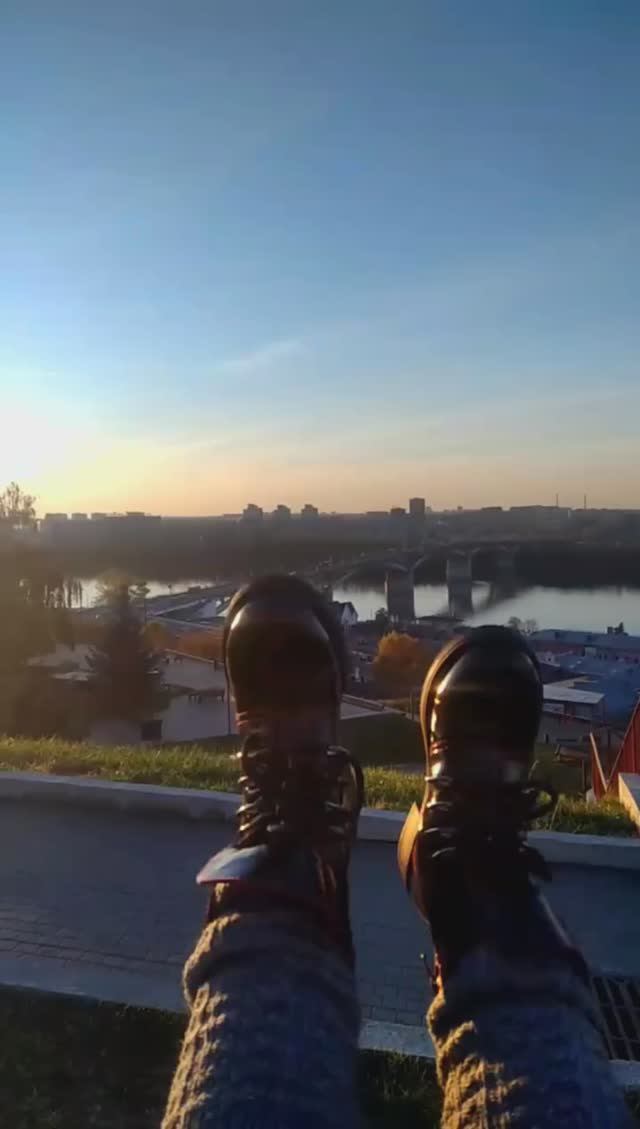 Лена Лебедева на качелях