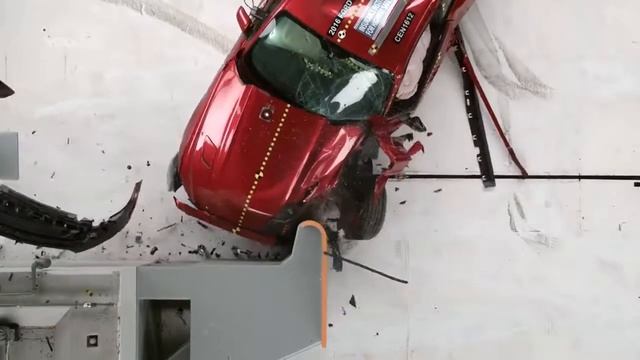 Tank gibi arabalar gerçekten tank gibi mi?  Mustang, Camaro ve Challenger  çarpışma testleri.