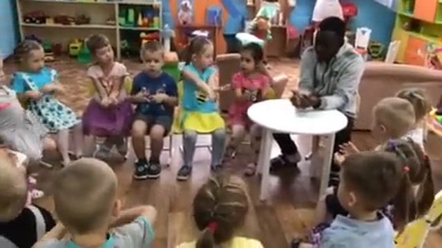 Студент из Гвинеи преподает французский язык в детском саду Красноярска