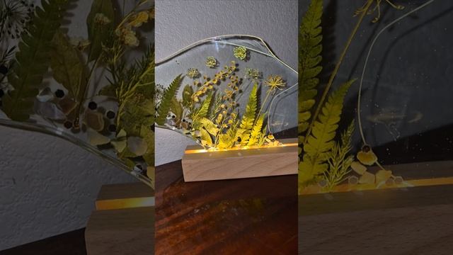 Ночник Рыба.
Эпоксидная смола и сухоцветы