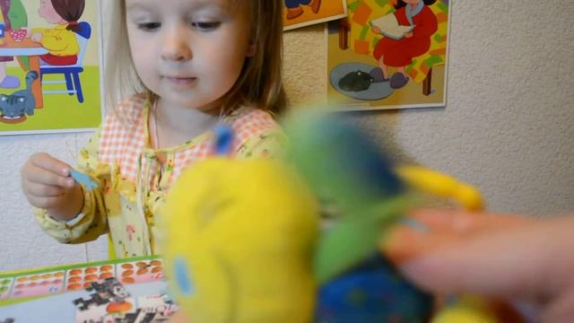Детское видео 16. Вика собирает внедорожник, но пока неудачно, сложно.  Children's Videos 16.