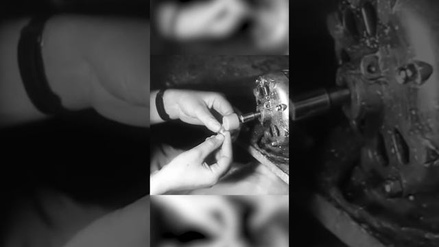 Первые контактные линзы были сделаны из стекла