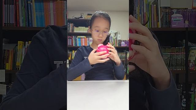 10 years old Amber solving an APPLE cube~