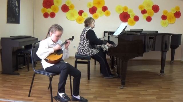 Играет София Бондаренко на домре