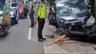 Mobil Daihatsu Terios Tabrak Tiang LRT Di Depan Taman Punti Kayu Palembang