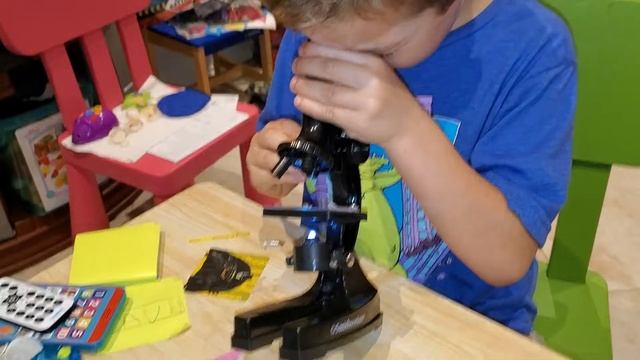 David unpacks new Microscope!!! Давид распаковывает новый микроскоп!!!