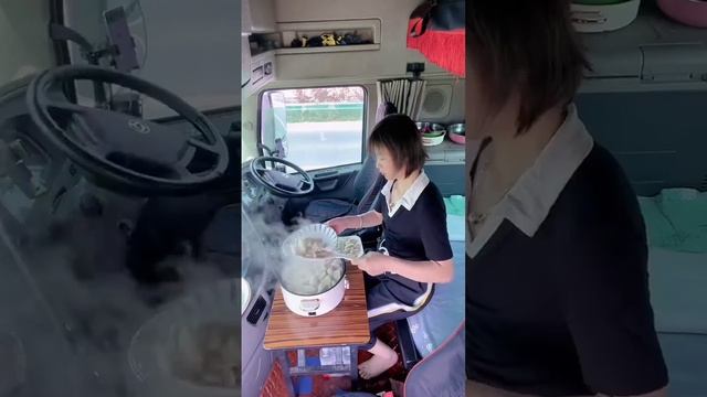 В Китае придумали кухню-столовую на колёсах