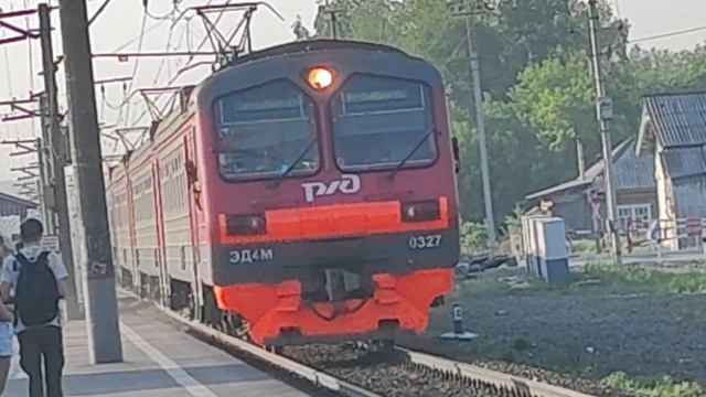 Электропоезд ЭД4М-0327 прибывает к о.п. Совхоз Бердский