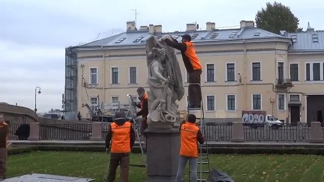 С особой торжественностью укрывали настоящую мраморную статую у Летнего дворца