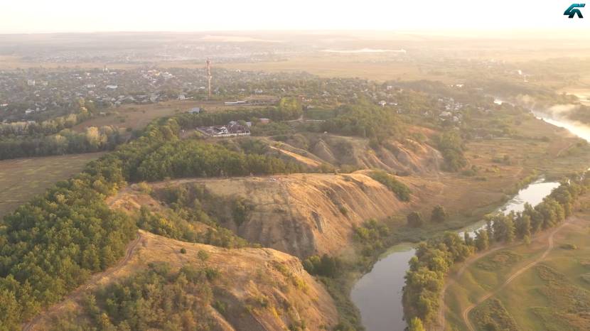 В доль реки