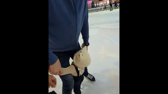 Алиса первый раз на коньках