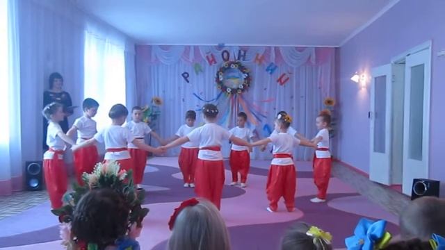 Патріотичний танець в дитячому садку