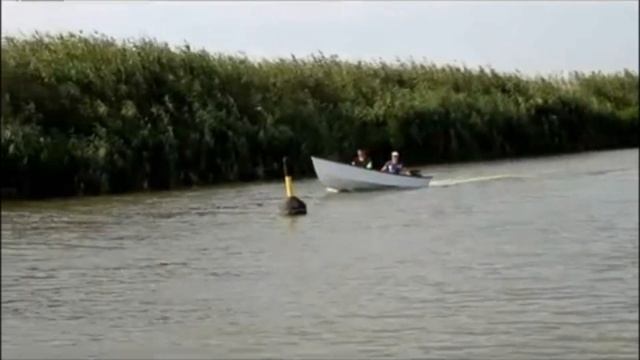 Изготовили лодку. Спускаем на воду и испытываем.