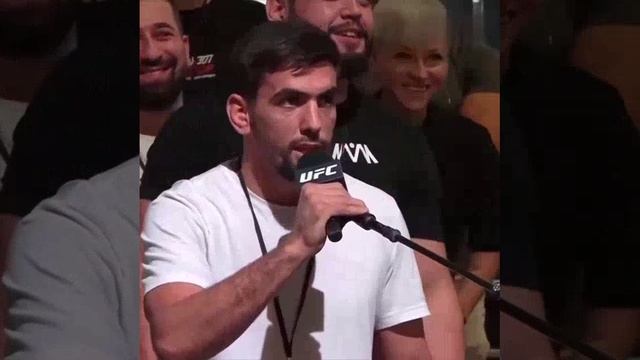 Таджикский боец Доробшох Наботов попросил Дану Уайта подписать его в UFC прямо во время конференции.