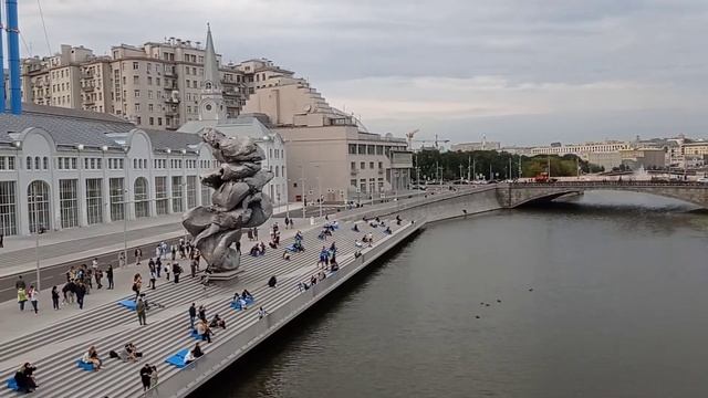 БОЛЬШАЯ ГЛИНА НОМЕР 4 на Болотной набережной. Скульптура, ВЗОРВАВШАЯ инстаграмы Москвы.