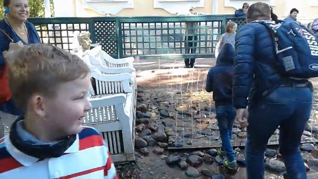 Фонтаны шутиха в Петергофе, конечно это не датчики касания срабатывают?