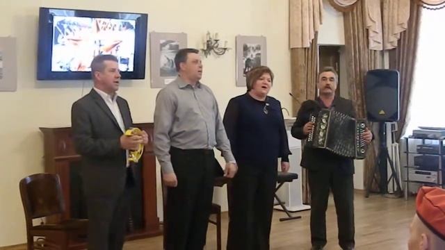 Сотрудники музея "Тарханы" представляют композицию к 70 - летию Победы.