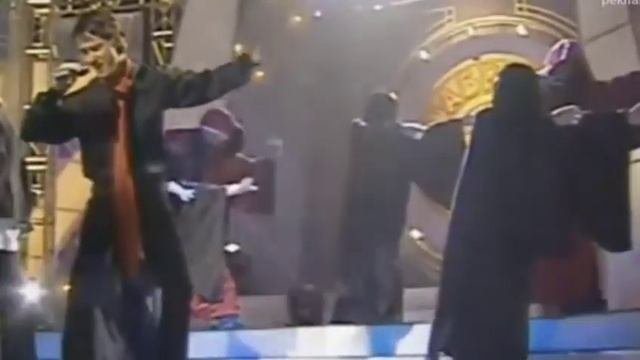 Opera 2 Pero  La Cámara Solo Lo Enfoca A El Solo Canta Vitas Y Se Les Olvida La Instrumental