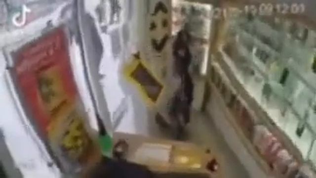Что у вам тут происходит,но мужика жёстко жмыхнуло