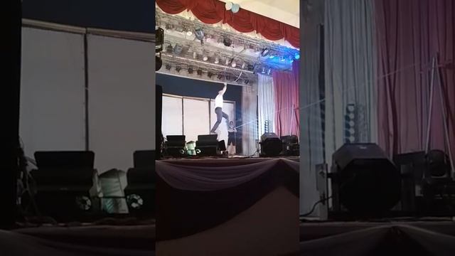 Канатоходец, жонглёр, эквилибрист. Жаль, штаны спадали.