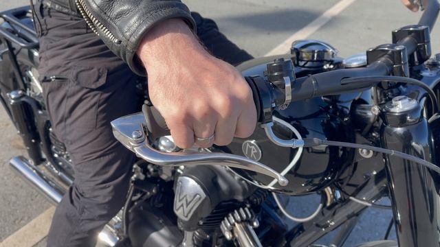 Самодельный мотоцикл с двигателем от Kawasaki W650 в дизайне 40-годов, с генетикой БМВ.