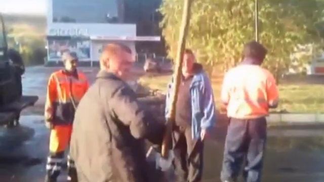 Асфальт снова уложили в лужи