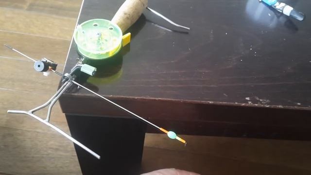 Зимняя удочка с электронным сигнализатором и страховкой от кражи рыбой