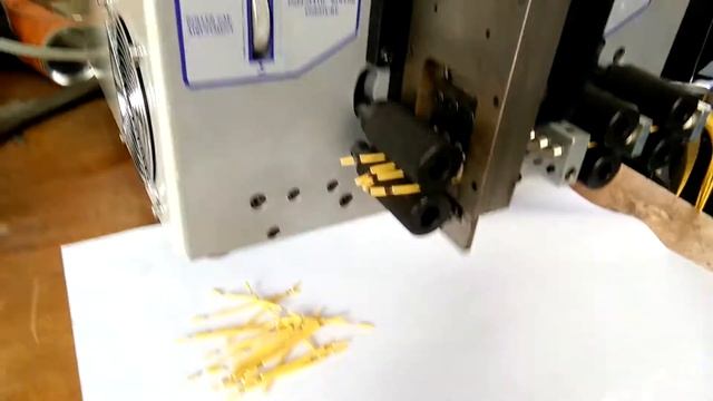 Automatic cable wire cutting and stripping machine/4 wires cutting and stripping machine