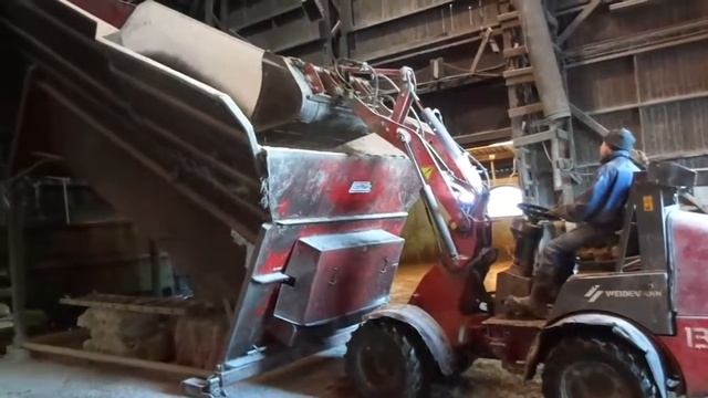 Євро ферма. Загрузка комбікорма в міксер