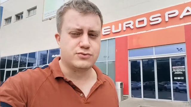Неприятный день в кафе. Где все? Спар - еда, которую не хочется есть. Возим стройматериалы на грант