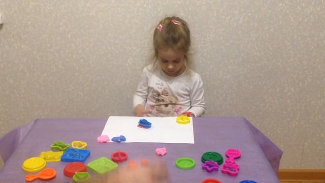 Лепим из пластилина с Марусей.