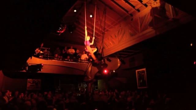 N.76 - Solo Trapeze Act