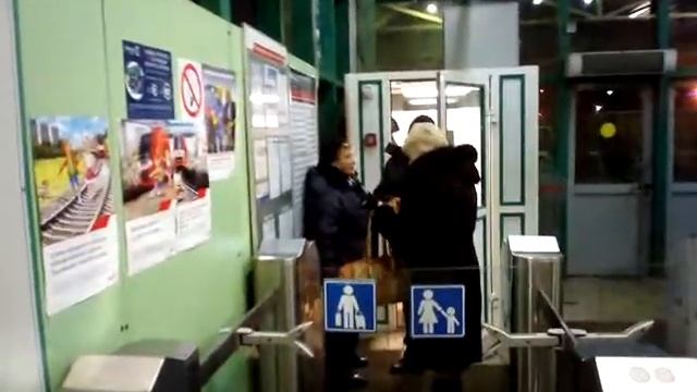 24 02 17г На Фабричной не пускают женщину