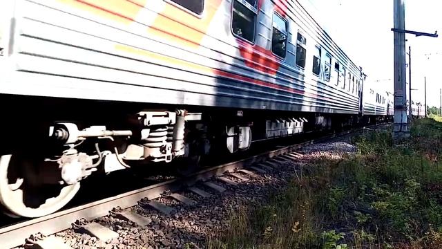 ЭЛЕКТРОВОЗ ЭП1 - 287 С ПАССАЖИРСКИМ ПОЕЗДОМ И ВАГОН - ЛАБОРАТОРИЯ КС НА СТАНЦИЮ НАДВОИЦЫ.