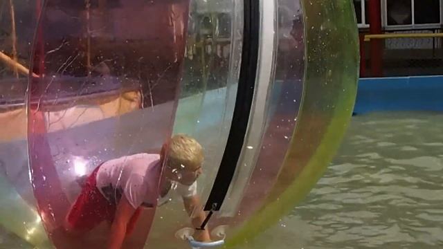 мой внук катается в шаре на воде в анапе