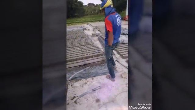 Carreta de cimento atolada no trabalho