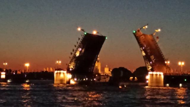 Разводные мосты в Санкт-Петербурге. Проход баржи под Дворцовым мостом