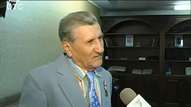 Житель Сузунского района подарил местному музею уникальную вазу из яшмы