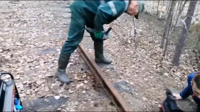 Приехал забрать рельсу пришлось звать подмогу. Сдаю металл.