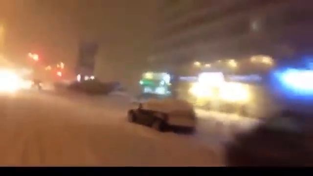 Катается на сноуборде по трассе! Дорожные приколы 2013!  funny video joke in new 2013!
