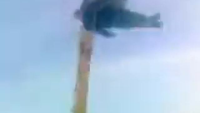 Юху весело кататься на подъёмном кране