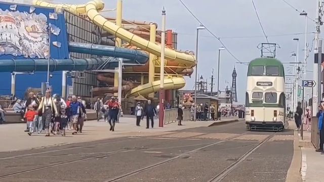 Двухэтажные ретро трамваи.