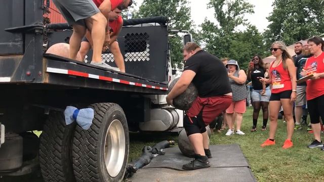 Derek Traversa makes easy work of the Atlas stones