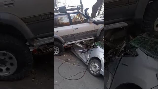 Припарковал Land Cruiser 80