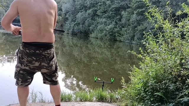 O partidă scurtă de pescuit la pâine și la feeder